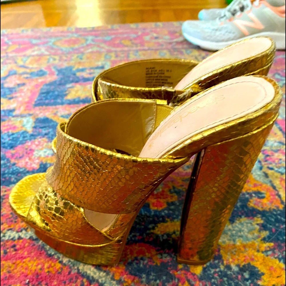 ShoeDazzle 70’s inspired Heels size 6 !!!CODE 2/40